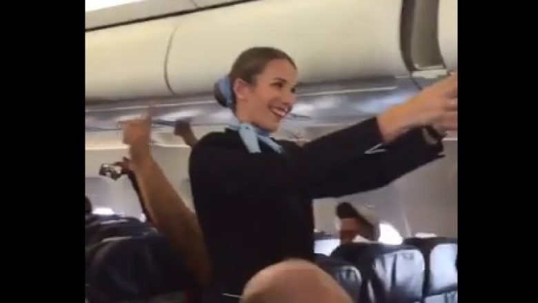 Atmosferë fantastike e krijuar prej tifozëve juventinë me stjuardesën në aeroplan (Video)