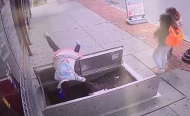E shpërqendruar nga telefoni, gruaja bie në një “gropë” – e lënduar rëndë nxirret nga zjarrfikësit (Video)
