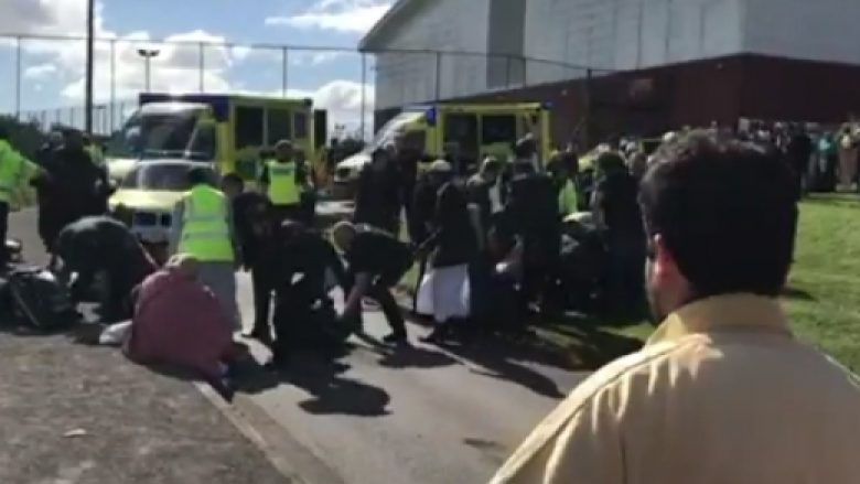 Angli, një grua shtyp me veturë turmën e njerëzve që po festonin Bajramin (Video)