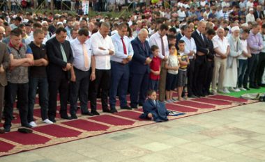 Besimtarët falin Namazin e Fitër Bajramit në sheshin e ri (Video)