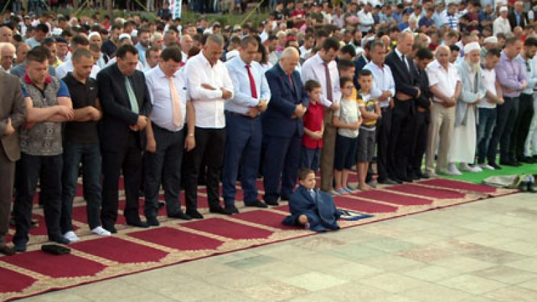 Besimtarët falin Namazin e Fitër Bajramit në sheshin e ri (Video)