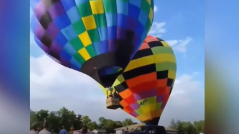 Balonat me flakë përplasen me njëra-tjetrën, një i lënduar (Video)