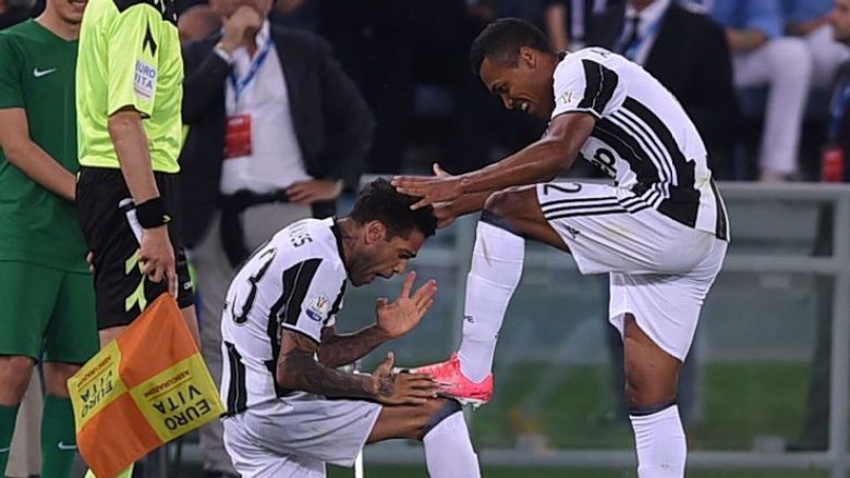 Juventusi i ka gati opsionet për Alvesin dhe Sandron
