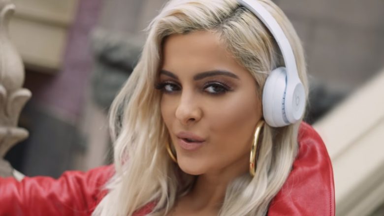 Befason Bebe Rexha, ofendon ish-labelin e saj me një status në Twitter, thotë se “The Way I are” ishte dedikim për ta (Video)