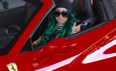Flokët e Blac Chynas në kontrat me Ferrarin e saj luksoz (Foto)