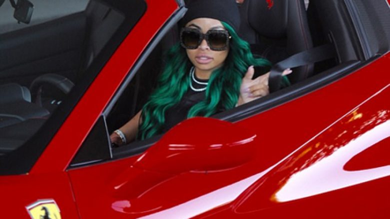 Flokët e Blac Chynas në kontrat me Ferrarin e saj luksoz (Foto)