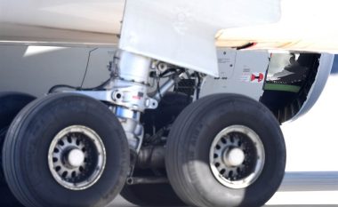 Vrimë në motor, aeroplani detyrohet të kthehet në aeroportin e Sidnejit (Foto/Video)