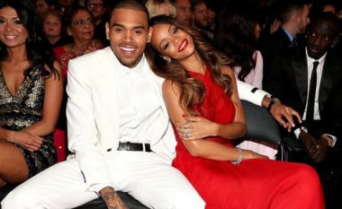 Chris Brown rrëfen arsyen pse e rrahu brutalisht Rihannën