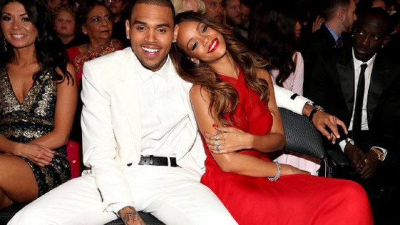 Chris Brown rrëfen arsyen pse e rrahu brutalisht Rihannën