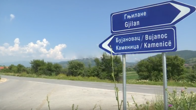 Ranillugu fut alfabetin cirilik në tabelat rrugore (Video)