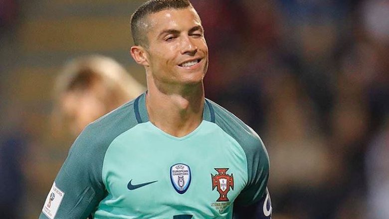 Ronaldo i shënon me kokë Rusisë (Video)