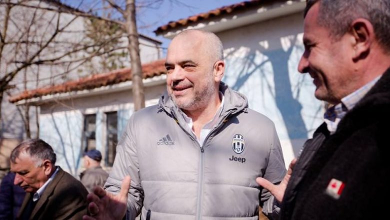 Edi Rama së bashku me “Zonjat e Vjetra” në përkrahje të Juventusit para finales së LK (Foto)