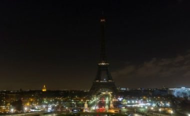 Kulla ”Eiffel” fik dritat në nderim të viktimave të atentateve në Teheran