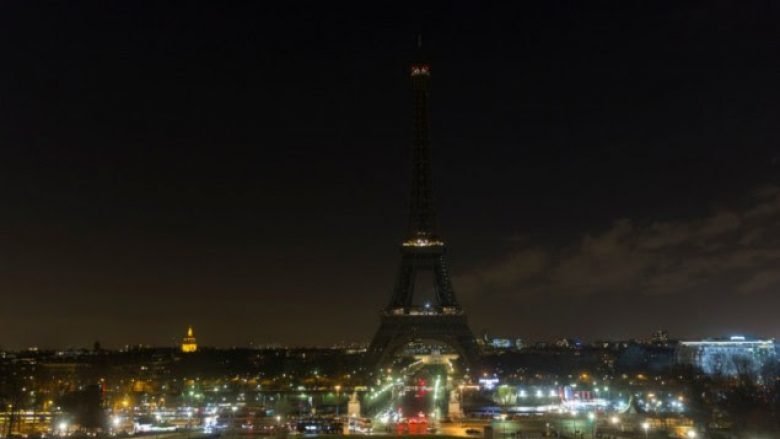 Kulla ”Eiffel” fik dritat në nderim të viktimave të atentateve në Teheran