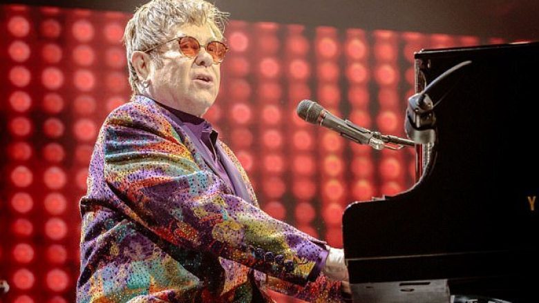 Elton John rikthehet në skenë pas luftës me sëmundjen vdekjeprurëse (Video)