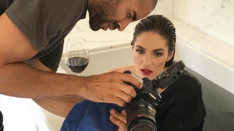 Emina Çunmulaj i kthehet modelimit, sjell poza në vaskë (Foto)