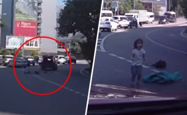 Mamaja vazhdon të vozis, pa e vërejtur se dy fëmijët i kishin rënë nga bagazhi i veturës (Video)