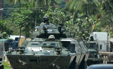 Rreth 300 militantë të armatosur të ISIS-it sulmojnë shkollën dhe mbajnë peng disa nxënës në Filipine