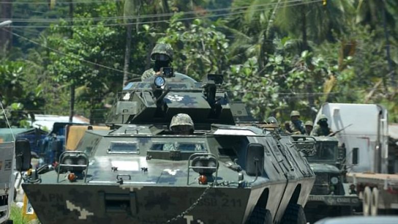 Rreth 300 militantë të armatosur të ISIS-it sulmojnë shkollën dhe mbajnë peng disa nxënës në Filipine