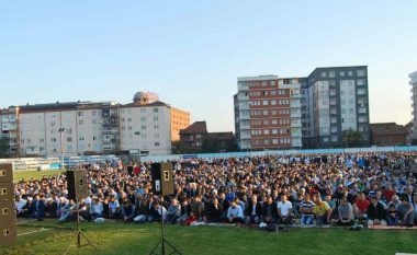 Në Fushë Kosovë namazi i Fitër Bajramit u fal në stadium (Foto)