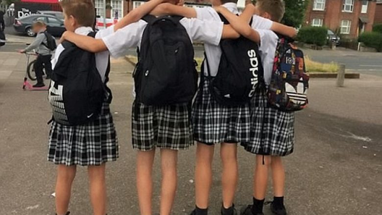 Ua ndalojnë pantallonat e shkurtër, djemtë shkojnë në shkollë të veshur me funde (Foto)