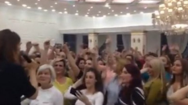 Ganimete Musliu këndon në fushatë (Video)