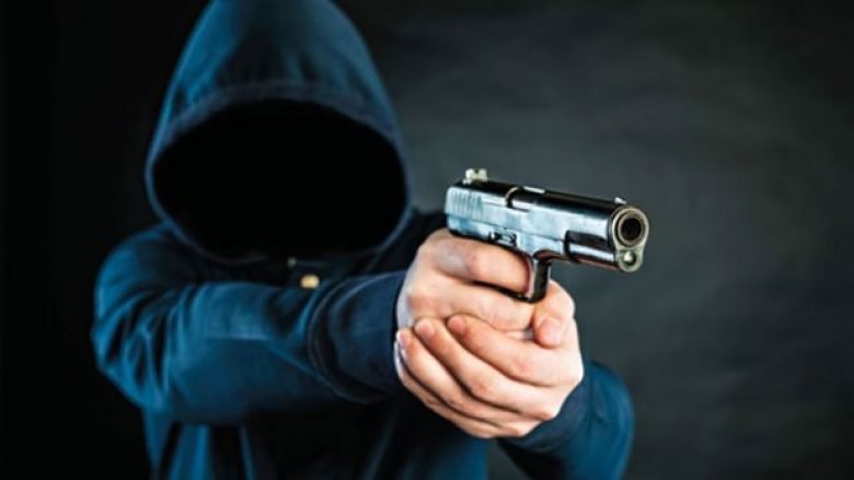Grabitje e armatosur në Kamenicë, persona të maskuar ia marrin 160 euro në vendin e punës
