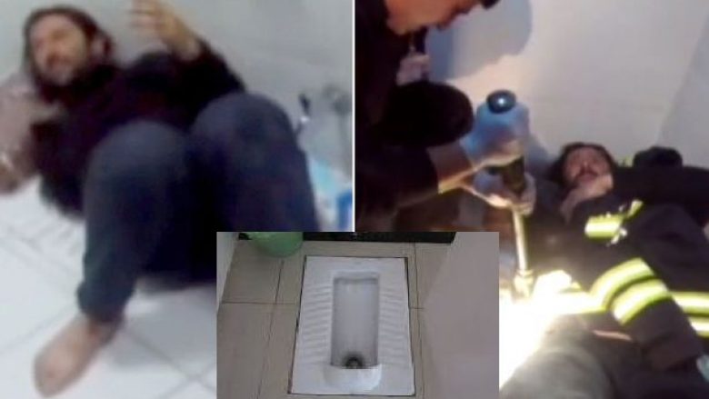 I bie celulari në guaskën e tualetit, ferri filloi kur tentoi ta nxirrte nga aty (Video)