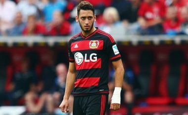Leverkuseni i kërkon Milanit të rrit ofertën për Calhanoglun