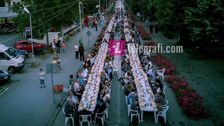 Iftar në ambient të hapur në Kamenicë, morën pjesë rreth 850 agjërues (Video)