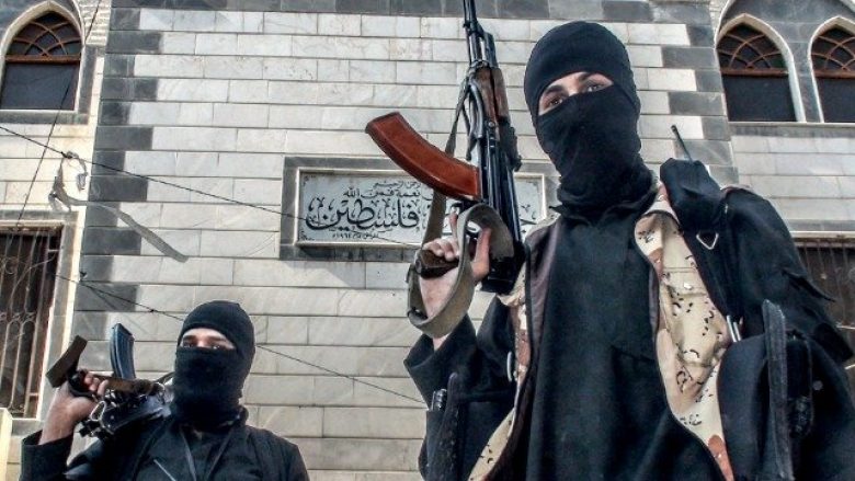 ISIS-i kërcënon me fushatë terroriste në Ballkan: Ushtarët e Kalifatit do të ecin nëpër Prishtinë!