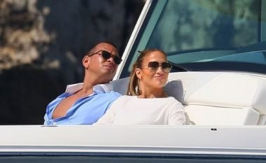 Jennifer Lopez në pushimë në jaht, shfaqet seksi pranë të dashurit Alex Rodriguez (Foto)