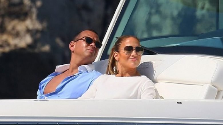 Jennifer Lopez në pushimë në jaht, shfaqet seksi pranë të dashurit Alex Rodriguez (Foto)