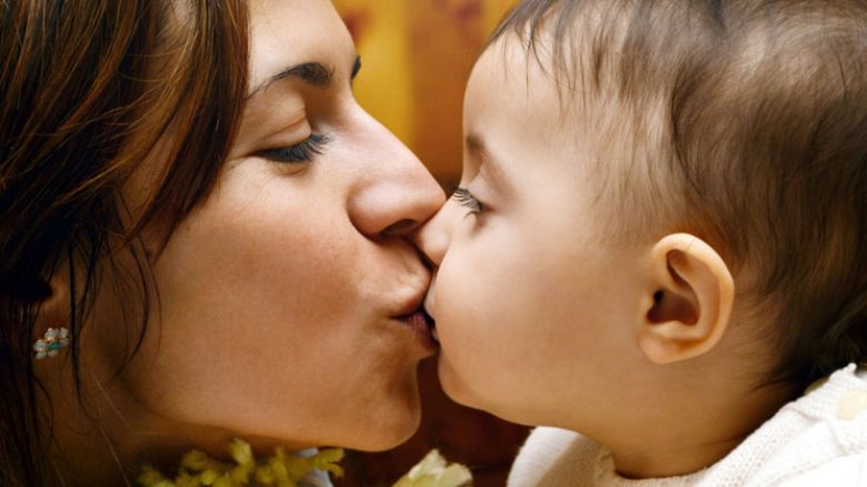 Puthja e fëmijës tuaj në buzë: Gabim apo e drejtë?