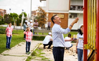 Veseli me të rinjtë e PDK-së rregullojnë parkun në Drenas dhe dhurojnë libra në Skënderaj (Foto)