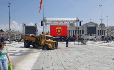 Pushohet nga puna shoferi i kamionit që u bllokua në sheshin “Maqedonia”