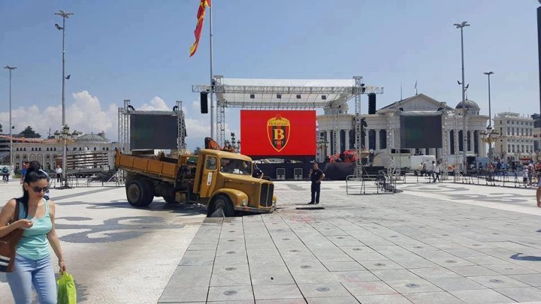 Pushohet nga puna shoferi i kamionit që u bllokua në sheshin “Maqedonia”