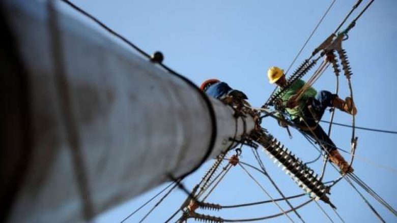 Dëmtohet kablloja elektrike në magjistralen Prishtinë-Ferizaj