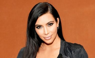 Kim Kardashian super seksi në ditëlindjen e burrit të saj (Foto)