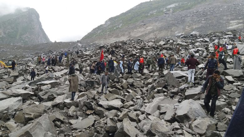Mbi 140 veta të zhdukur, pas rrëshqitjes së dheut në Kinë (Video)