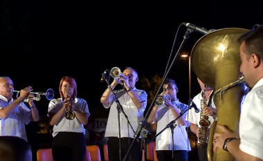 “Tinguj nën yje”, koncerti që promovon bendin frymor të Tiranës