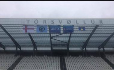 Historike – Flamuri i Kosovës valon në stadiumin ku do të zhvillohet ndeshja e Ligës së Kampionëve mes Trepçës dhe Vikingurit (Foto)