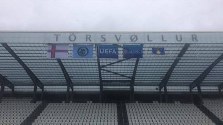 Historike – Flamuri i Kosovës valon në stadiumin ku do të zhvillohet ndeshja e Ligës së Kampionëve mes Trepçës dhe Vikingurit (Foto)