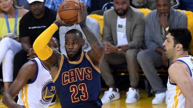 Golden State fiton spektaklin e parë të finaleve kundër Clevelandit (Foto/Video)