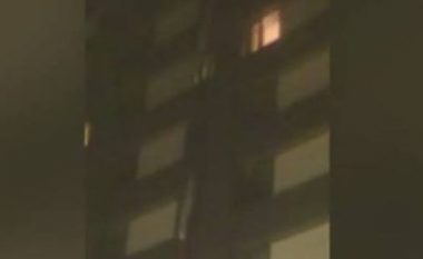 Zjarri mbi ndërtesën në Londër, banorët përpiqen të bëjnë litarë nga batanijet që të zbresin nga dritaret e ndërtesës (Video)