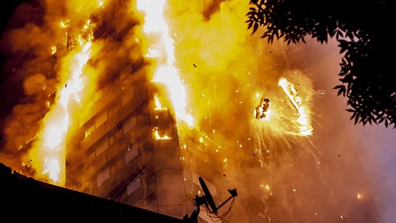 Alarm në Londër: Ndërtesa e djegur mund të shembet (Foto)