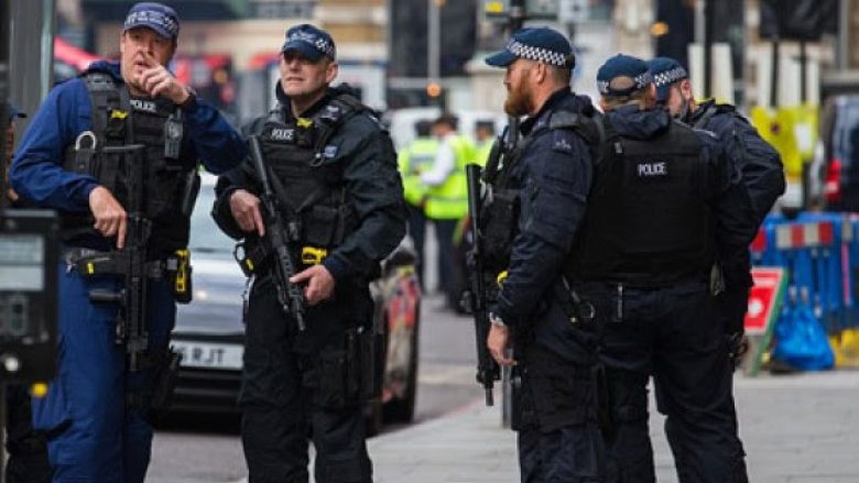 Pesëdhjetë plumba drejtë terroristëve të Londrës