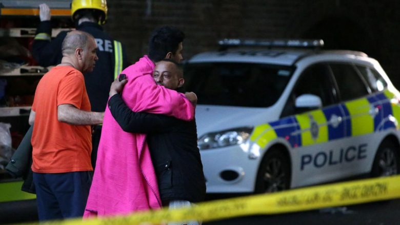 Zjarri mbi ndërtesën në Londër: Myslimanët e zgjuar në syfyr u kanë shpëtuar jetën shumë banorëve