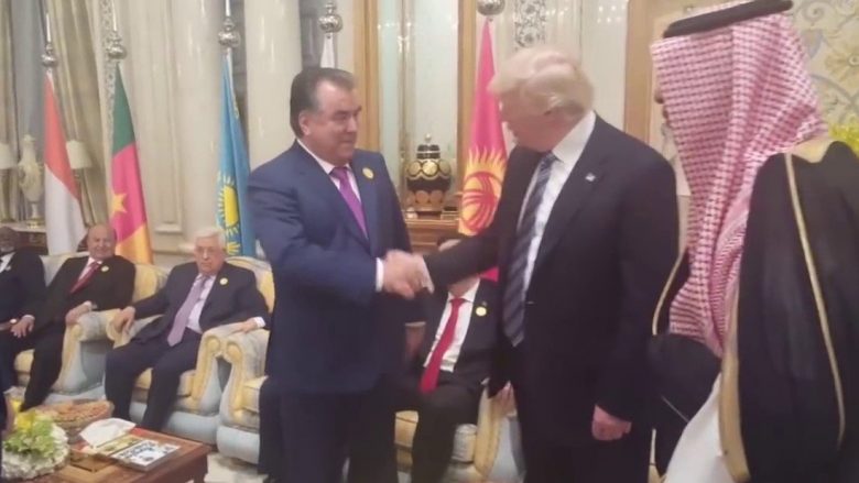 Trump ua “shkund” duart të tjerëve? Shihni çfarë i bëri presidenti i Taxhikistanit (Video)