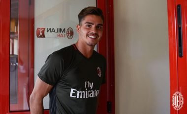 Zyrtare: Milani kompleton transferimin e Silvas